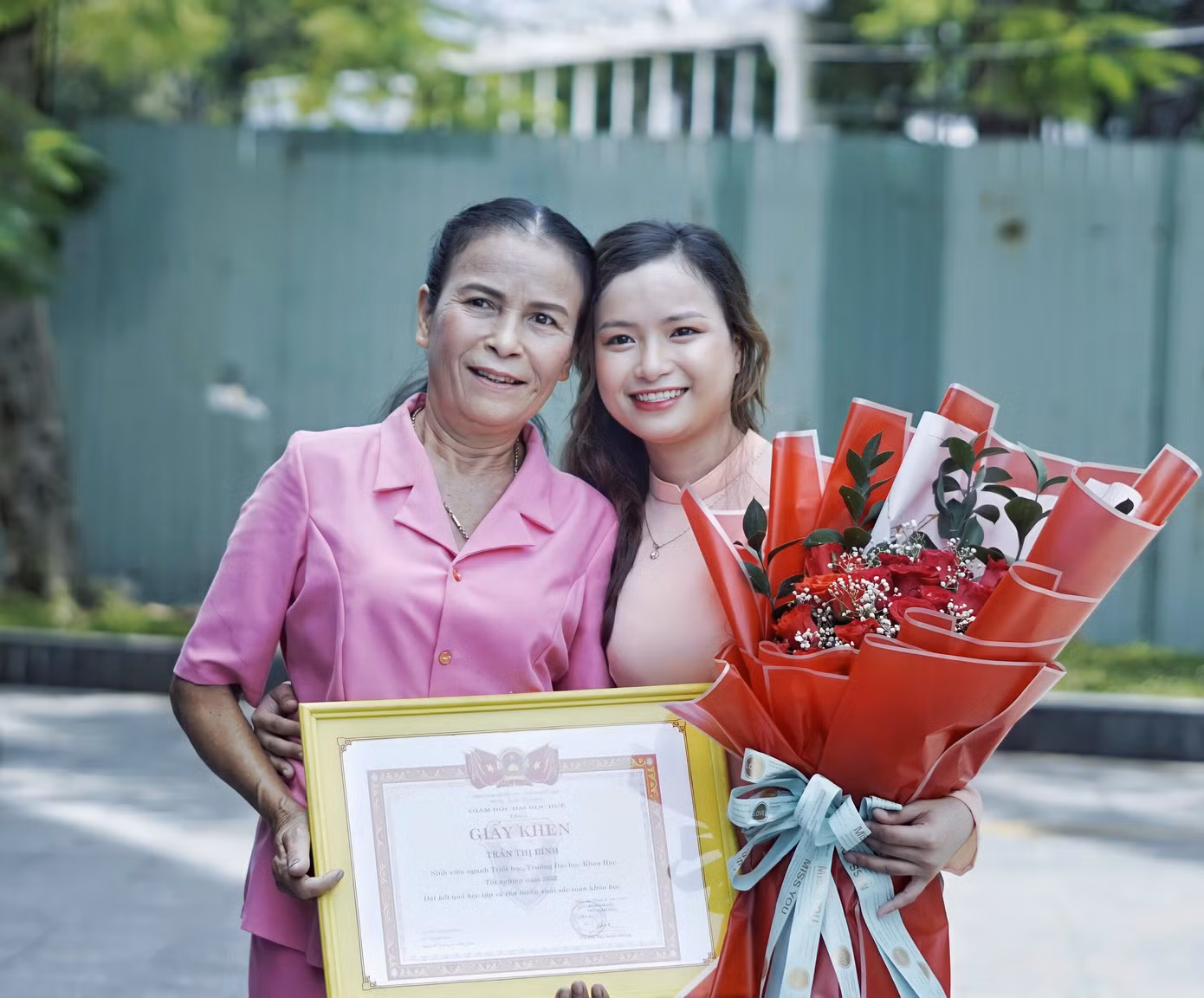 Trần Thị Bình và mẹ trong buổi lễ tốt nghiệp. Trần Thị Bình và mẹ trong buổi lễ tốt nghiệp.