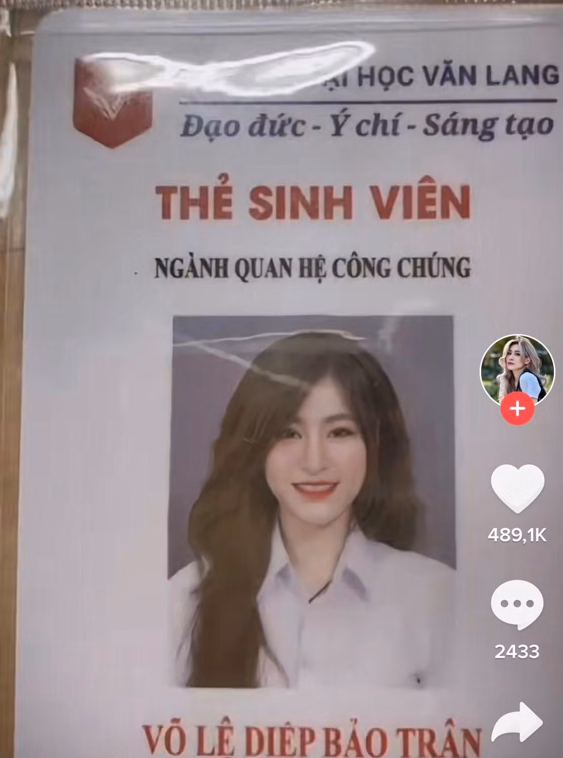 Bảo Trân bất ngờ nổi tiếng với video khoe ảnh thẻ.