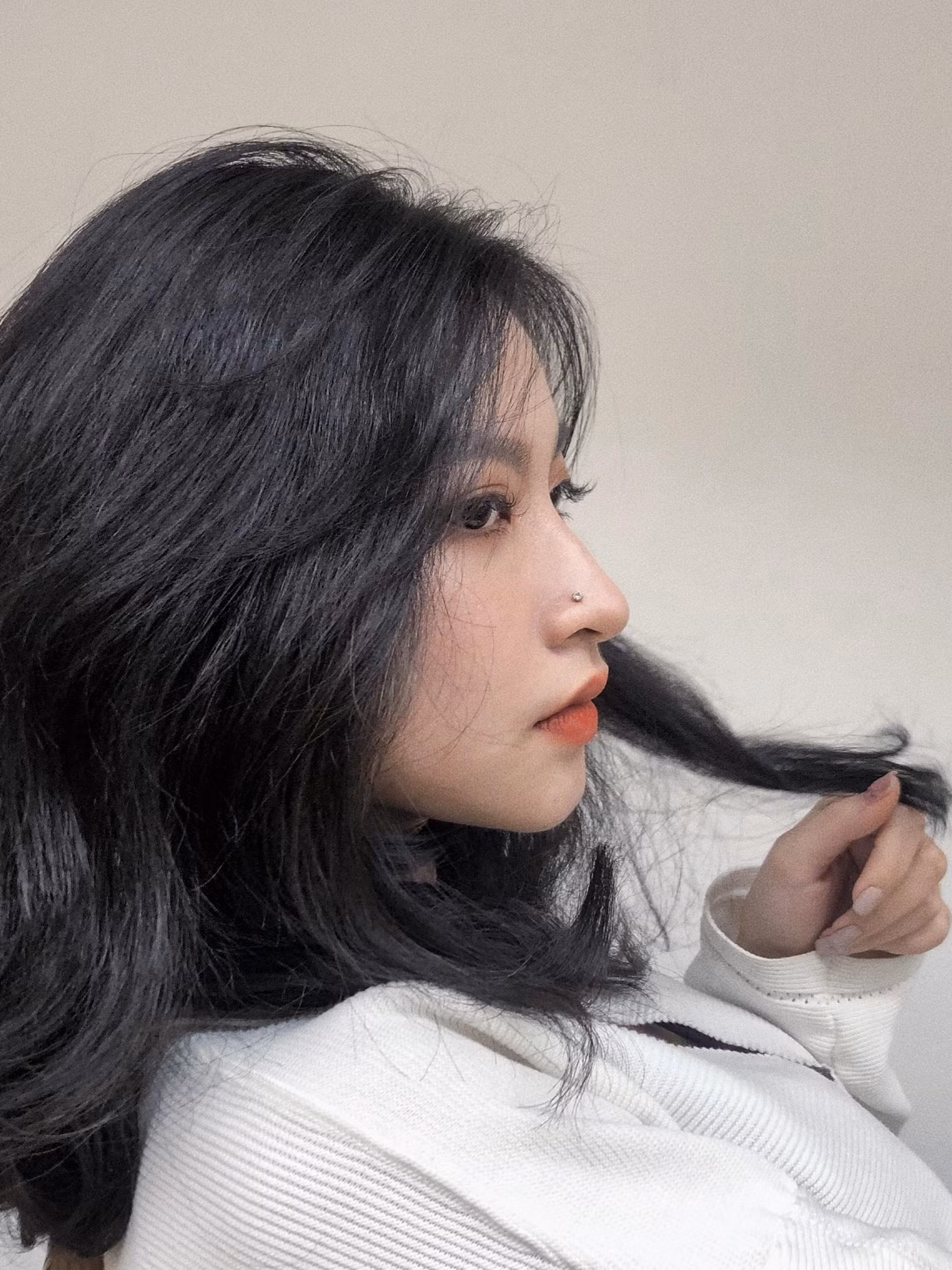 Cô gái không cam tâm trước thực tế này và với những gì cha mẹ phải lo lắng, chăm sóc