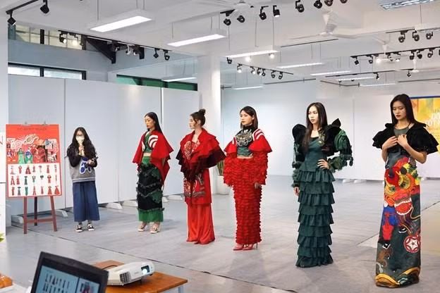 Mỗi sản phẩm trong BST Lân đều mang vẻ đẹp và nét ấn tượng riêng. Mỗi sản phẩm trong BST Lân đều mang vẻ đẹp và nét ấn tượng riêng.