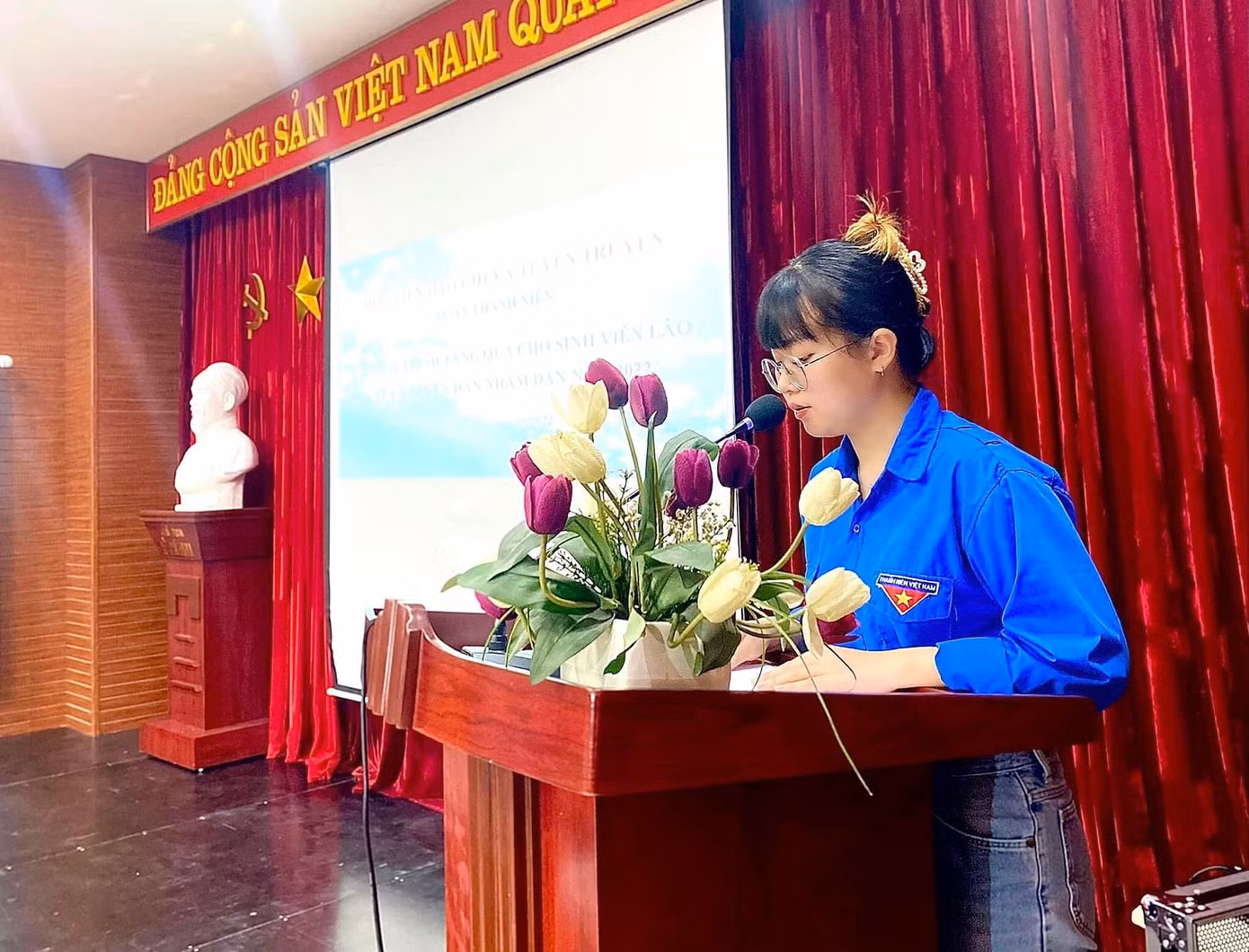 Tuệ Linh rất biết ơn các thầy cô trong khoa Tuyên truyền và thầy Bí thư Đoàn đã tạo cơ hội cho cô được tham gia vào Văn phòng Đoàn Học viện.