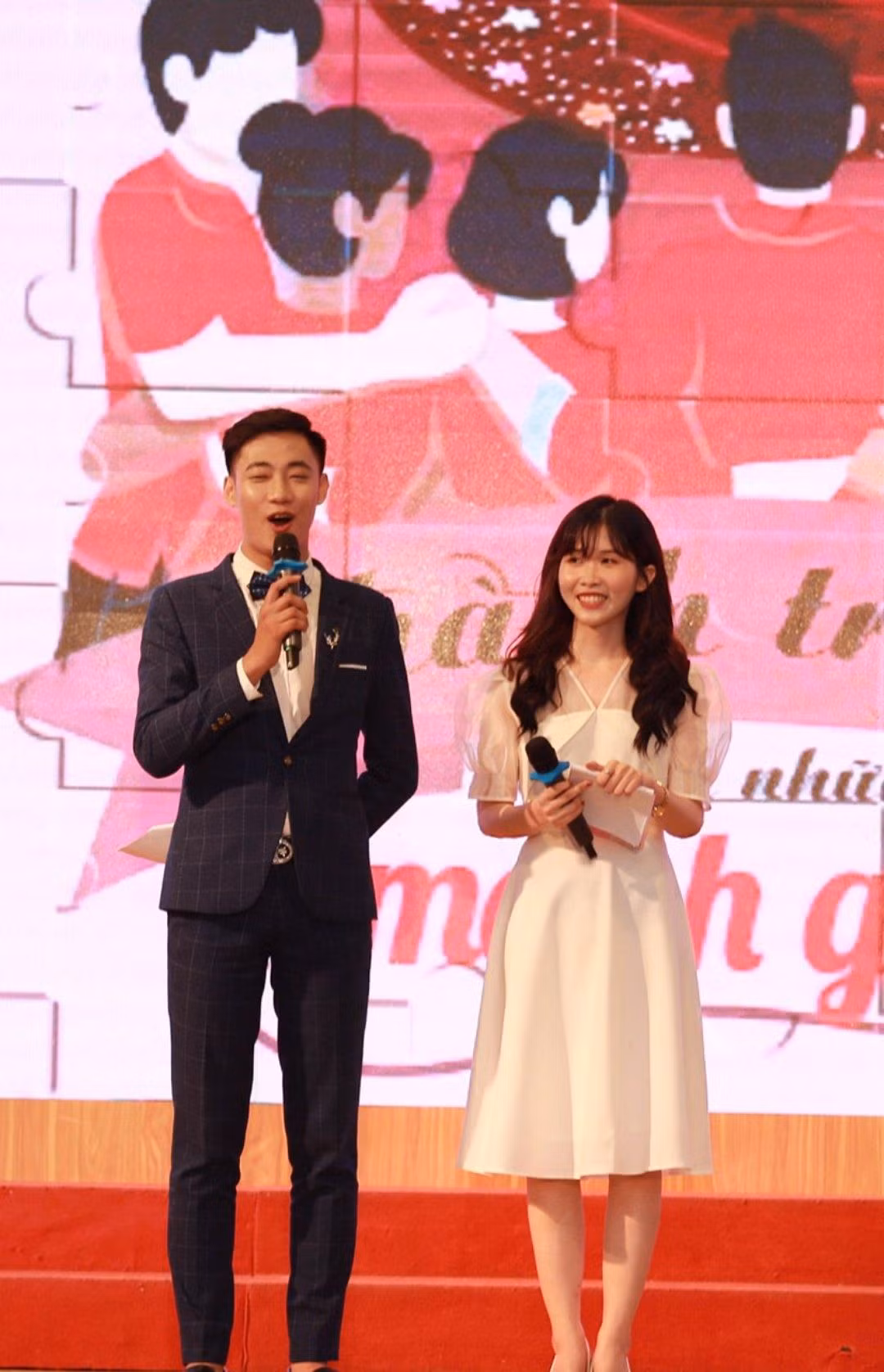 Thu Trang còn đảm nhận vai trò MC. Thu Trang còn đảm nhận vai trò MC.