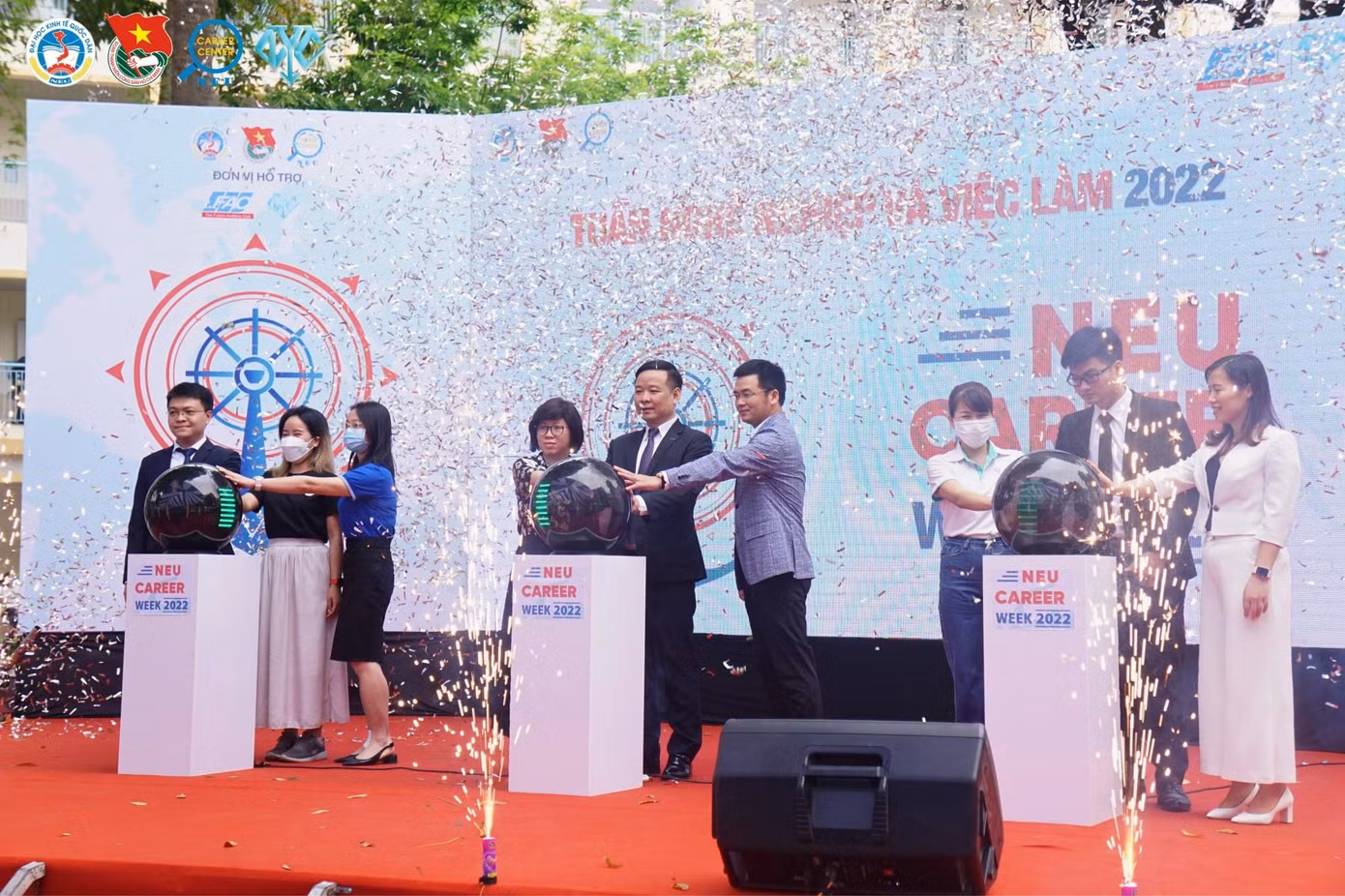 Đại diện trường Đại học Kinh tế Quốc dân và nhà tài trợ cùng nhau thực hiện nghi lễ khai mạc. Đại diện trường Đại học Kinh tế Quốc dân và nhà tài trợ cùng nhau thực hiện nghi lễ khai mạc.