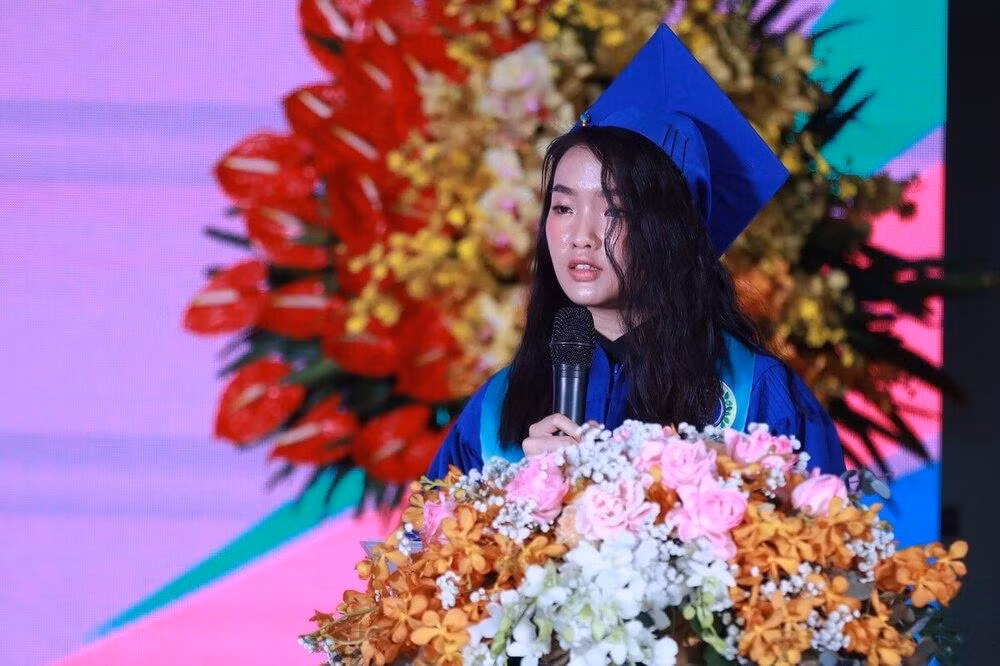 Vịnh An đại diện các tân cử nhân phát biểu và gửi lời tri ân đến các thầy, cô tại Trường Đại học Luật TP. Hồ Chí Minh.