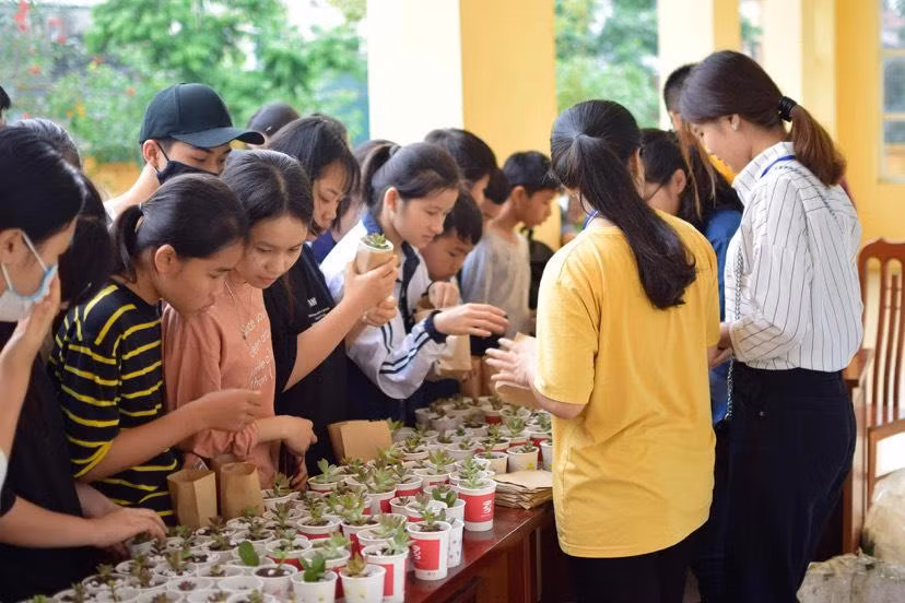 Hoạt động "Đổi giấy lấy cây" của Sinh viên Cát Quế luôn thu hút được đông đảo các bạn trẻ tham gia và hưởng ứng.