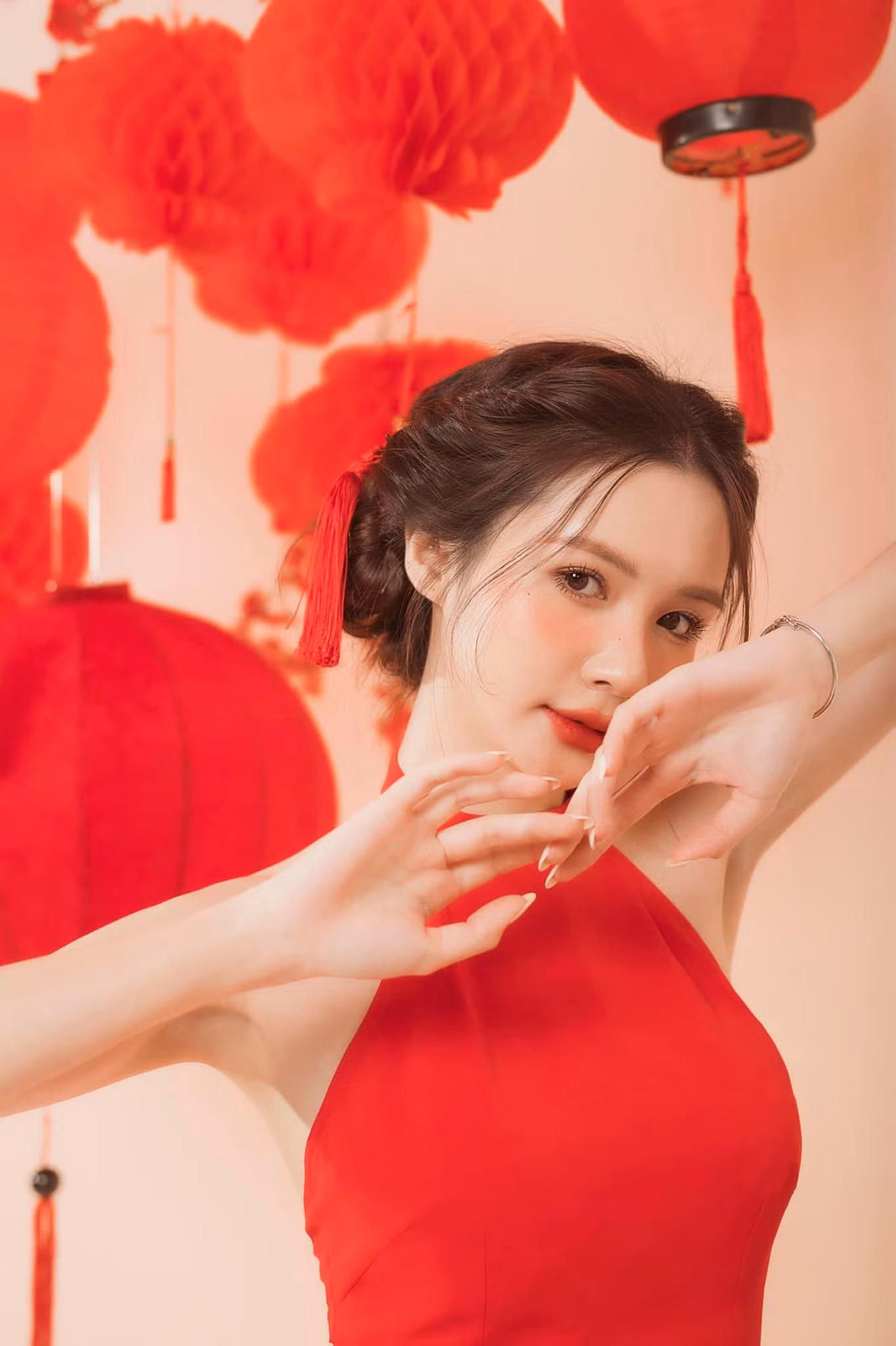 Lối tạo dáng hệt như một dải lụa đào, Minh Tâm mang sức hút về 1 mùa Xuân mơn mởn.