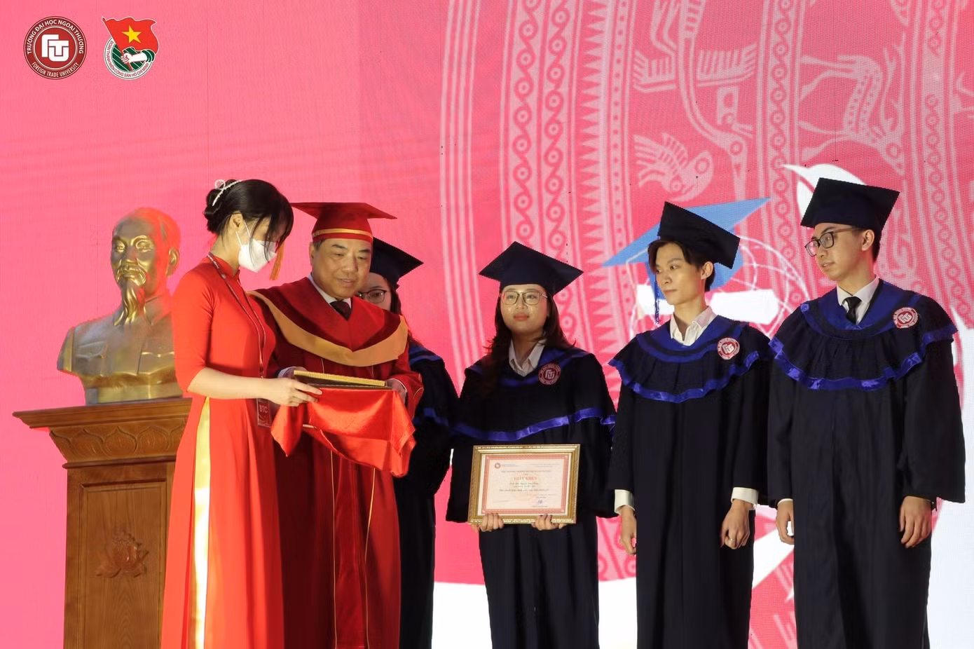 Quang Anh nhận bằng khen trong lễ tốt nghiệp Đại học. Quang Anh nhận bằng khen trong lễ tốt nghiệp Đại học.