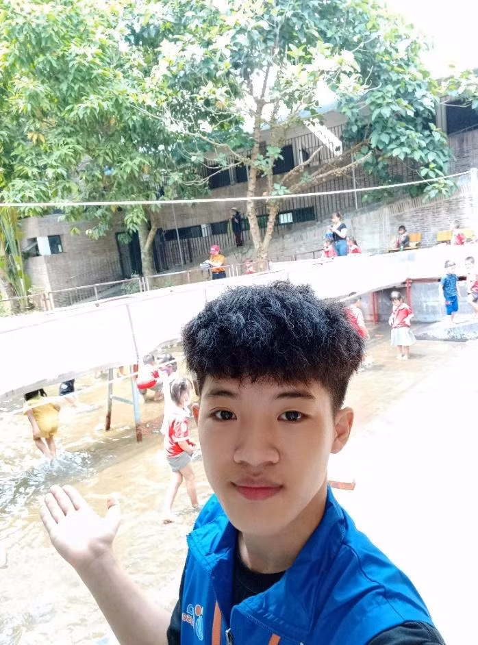 Bên cạnh đó, chàng trai cũng tích cực tham gia hoạt động tình nguyện vì cộng đồng. Bên cạnh đó, chàng trai cũng tích cực tham gia hoạt động tình nguyện vì cộng đồng.