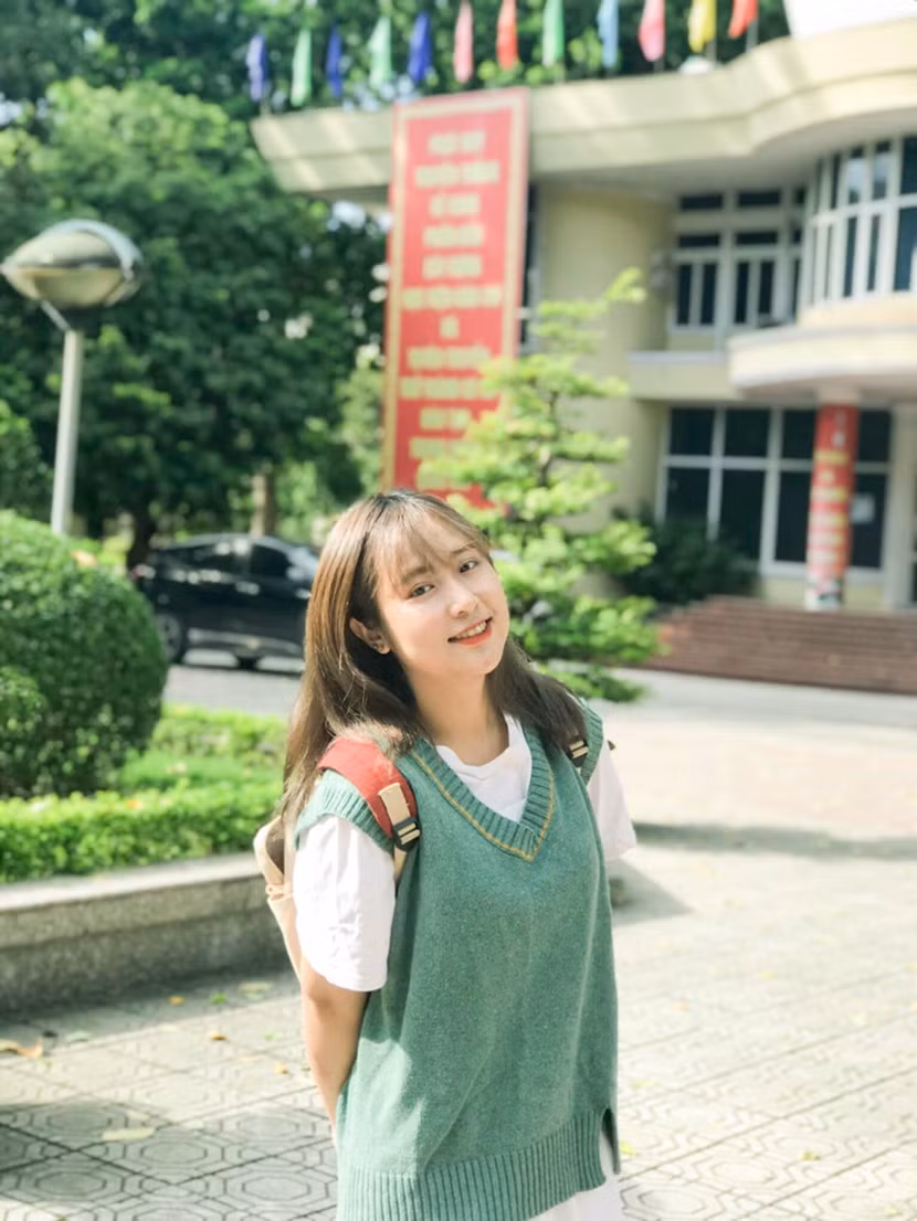 Nguyễn Mai Hoa là sinh viên năm 4, Học viện Báo chí và Tuyên truyền. Nguyễn Mai Hoa là sinh viên năm 4, Học viện Báo chí và Tuyên truyền.