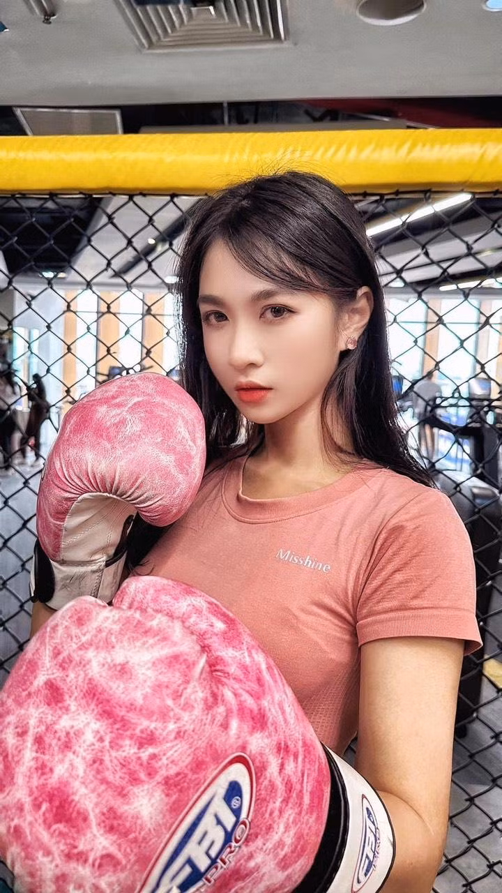 Cô nàng luôn dành thời gian cho các môn thể thao, rèn luyện sức khỏe.