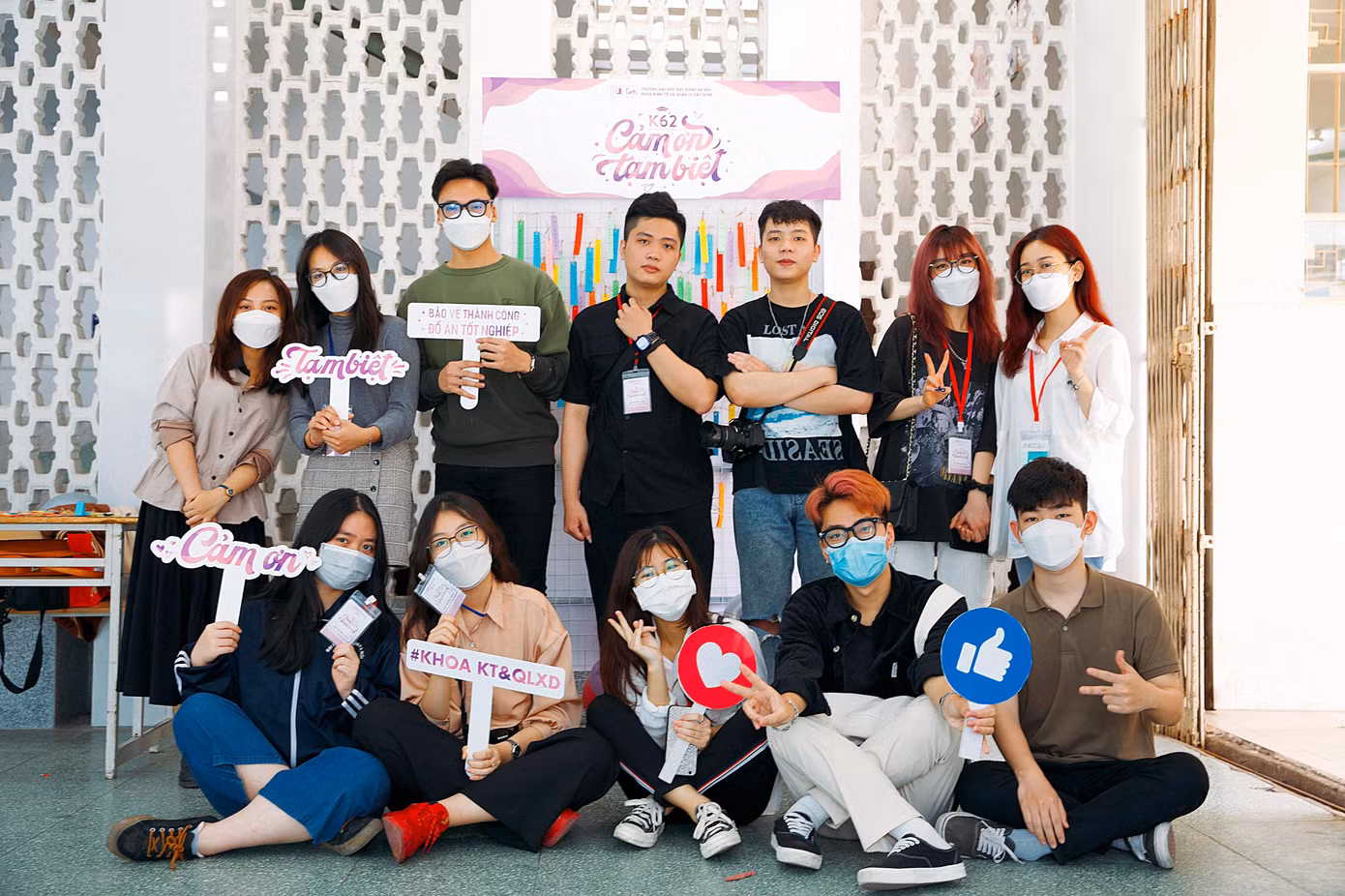 Anh cùng các bạn sinh viên tham gia các hoạt động ngoại khóa do Khoa và Nhà trường tổ chức. Anh cùng các bạn sinh viên tham gia các hoạt động ngoại khóa do Khoa và Nhà trường tổ chức.