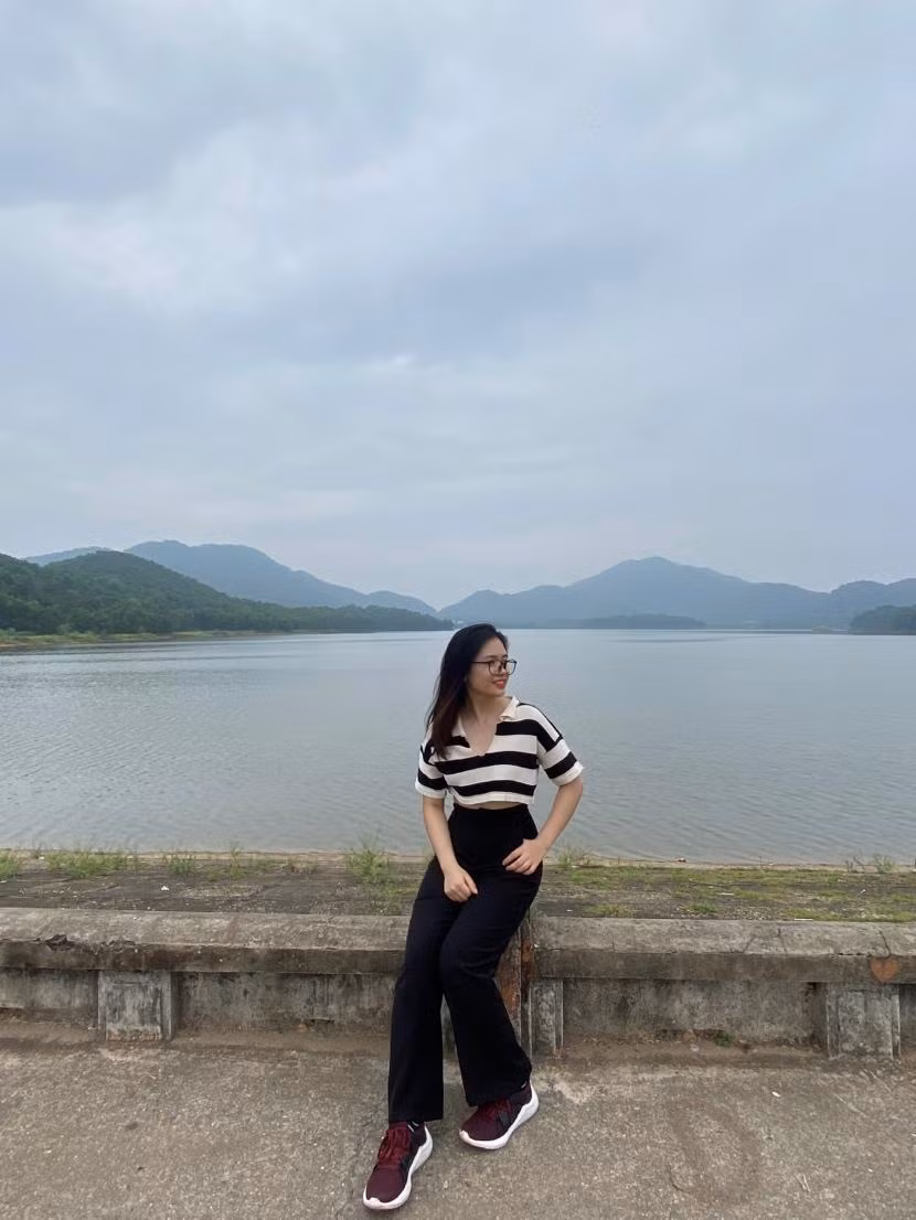 Huyền là một cô gái cá tính, luôn năng nổ trong lớp.
