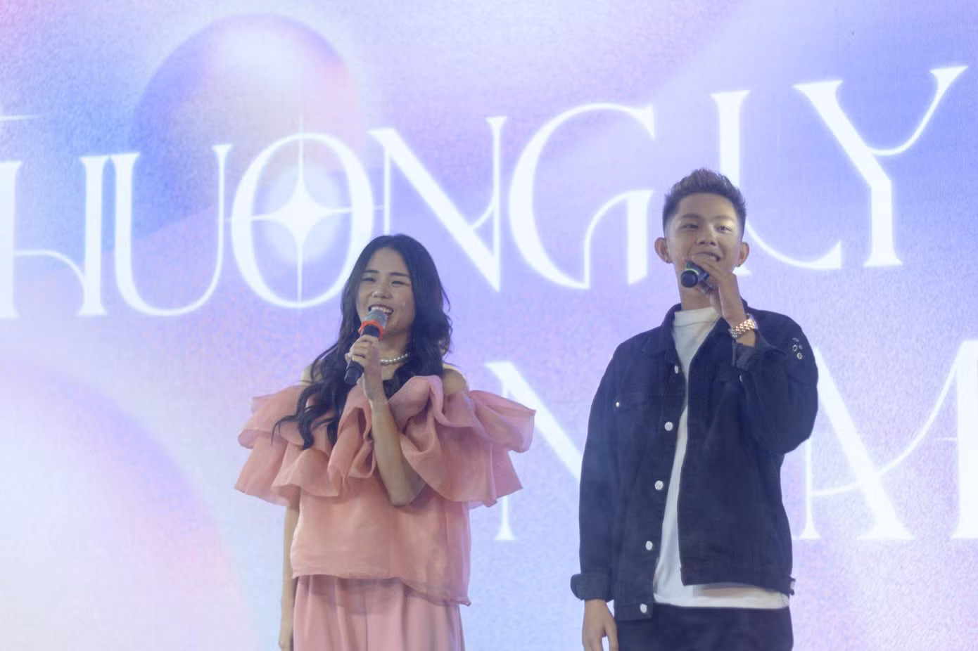 Hình ảnh ca sĩ Nam Lê - Hương Ly tại Red Carpet 2022.