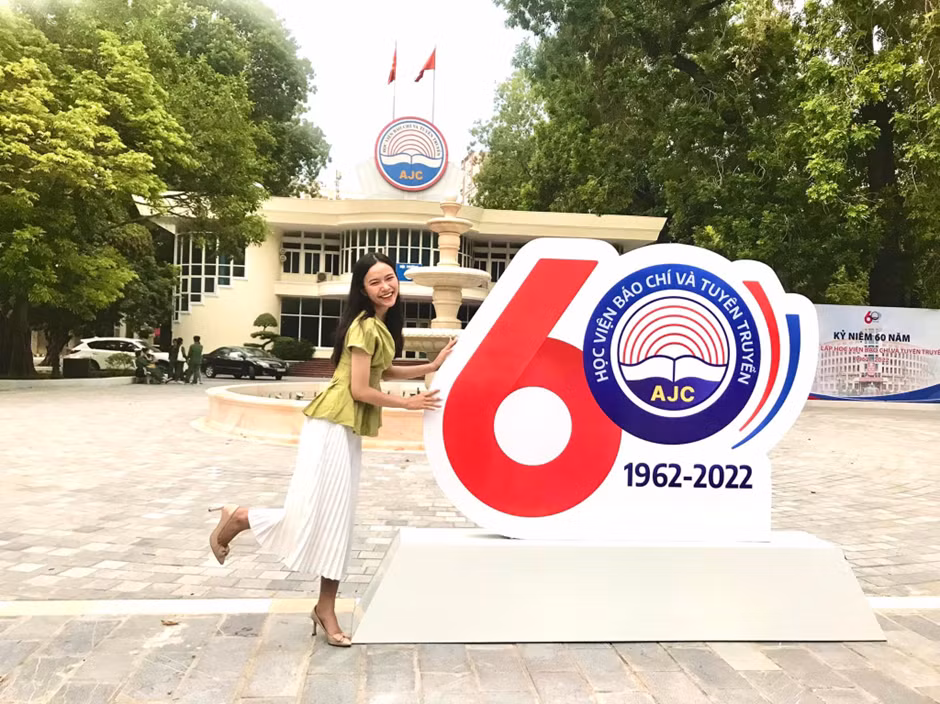 Phan Thị Việt Ngọc là sinh viên năm 3 Khoa Phát thanh Truyền hình của Học viện Báo chí và Tuyên truyền. Phan Thị Việt Ngọc là sinh viên năm 3 Khoa Phát thanh Truyền hình của Học viện Báo chí và Tuyên truyền.