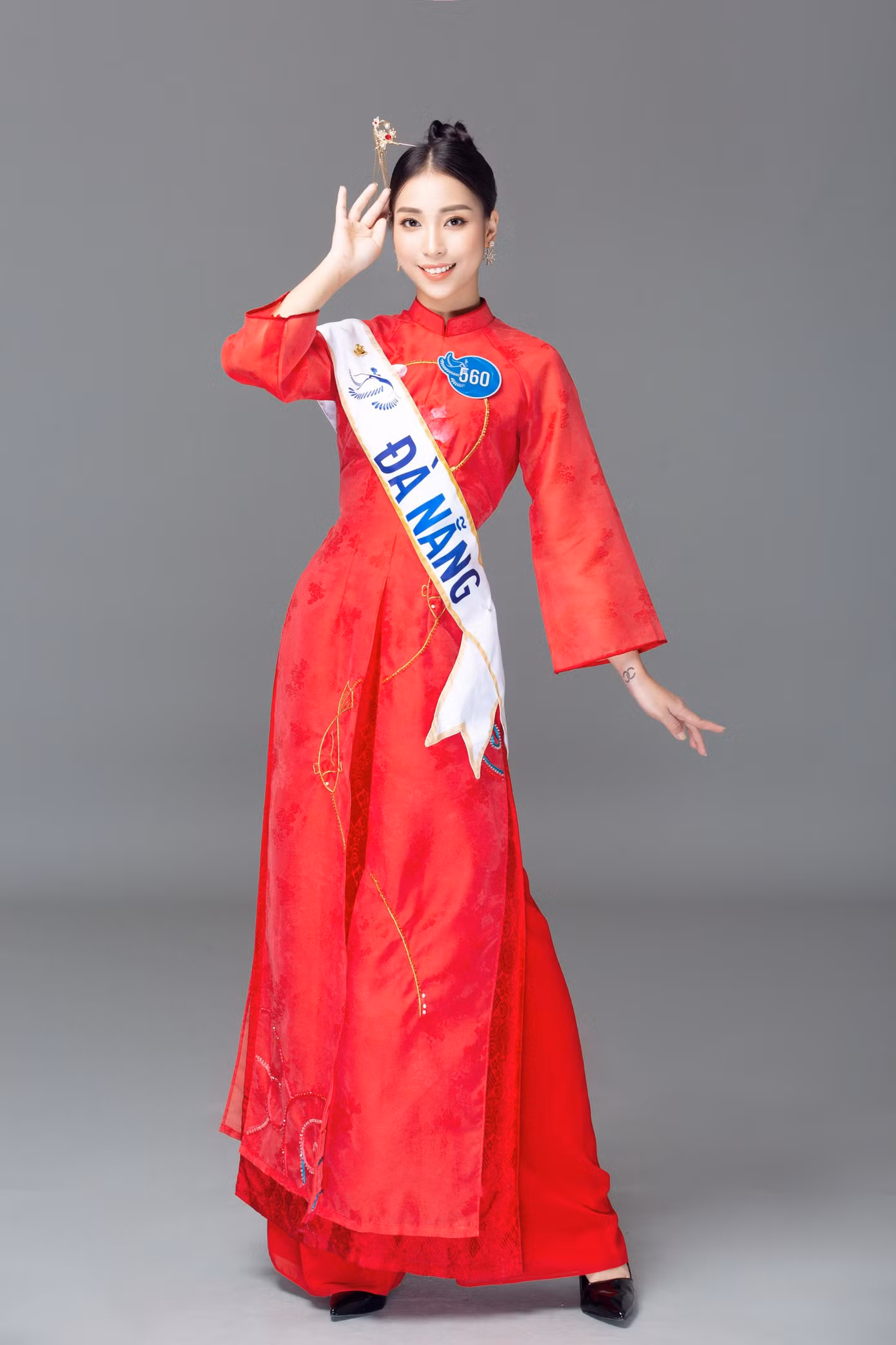 Song song với công việc học, Nhật Lệ còn là một thợ trang điểm tự do, stylist hình ảnh cho studio và là người mẫu bán chuyên.