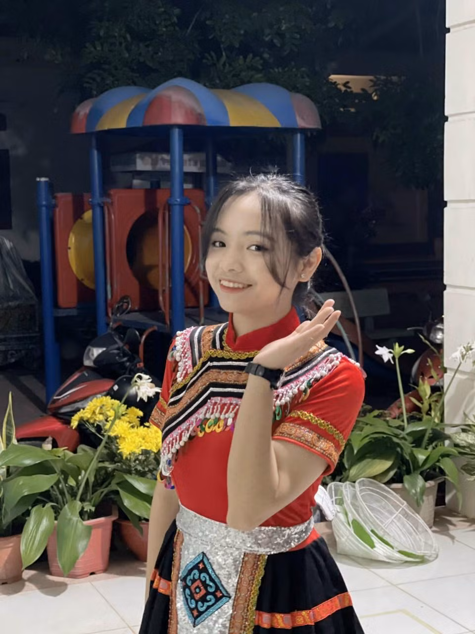 "Hãy cho bản thân cơ hội trải nghiệm để học nhiều hơn, gặp nhiều hơn, tham gia nhiều hơn, mở lòng lĩnh hội nhiều hơn, và quan trọng hơn hết là chấp nhận được sự va vấp và không hoàn hảo." "Hãy cho bản thân cơ hội trải nghiệm để học nhiều hơn, gặp nhiều hơn, tham gia nhiều hơn, mở lòng lĩnh hội nhiều hơn, và quan trọng hơn hết là chấp nhận được sự va vấp và không hoàn hảo."