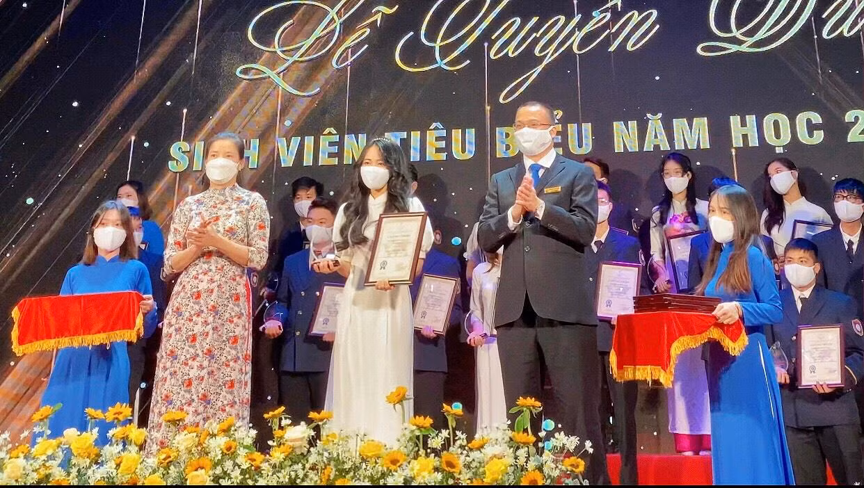 Ngọc Oanh xuất sắc được nhận bằng khen và cúp “Sinh Viên Tiêu Biểu’’ năm 2021. Ngọc Oanh xuất sắc được nhận bằng khen và cúp “Sinh Viên Tiêu Biểu’’ năm 2021.