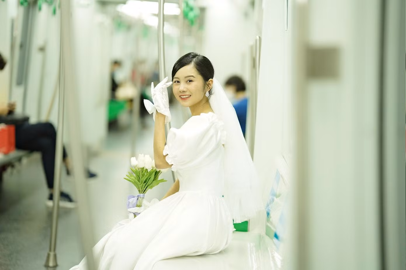 Hân xinh xắn, rạng ngời trên tàu điện.