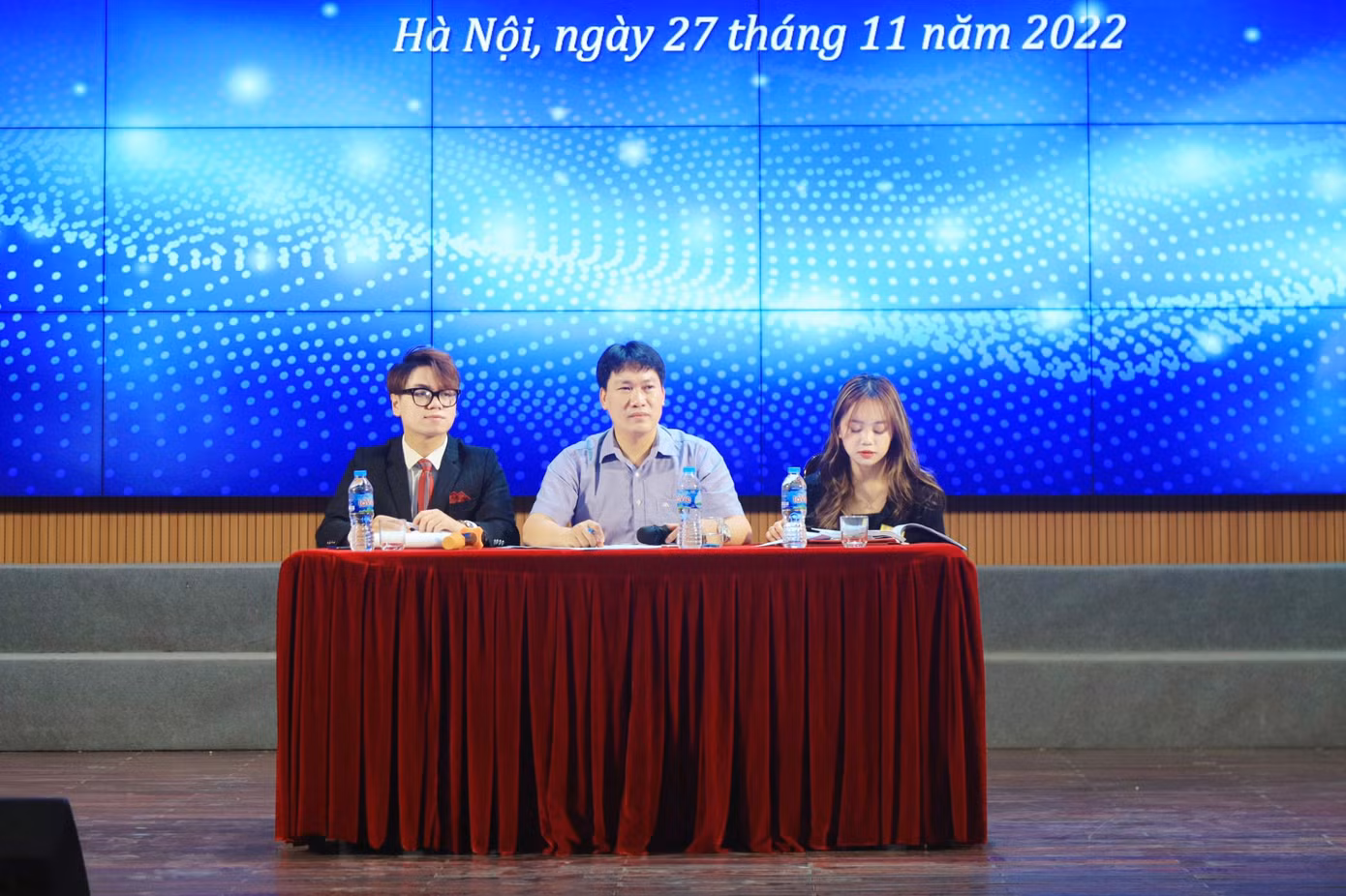 Việt Hưng (ngoài cùng bên trái) tham gia ban điều hành Hội thảo sinh viên nghiên cứu khoa học 2022 Khoa Thuế - Hải Quan.