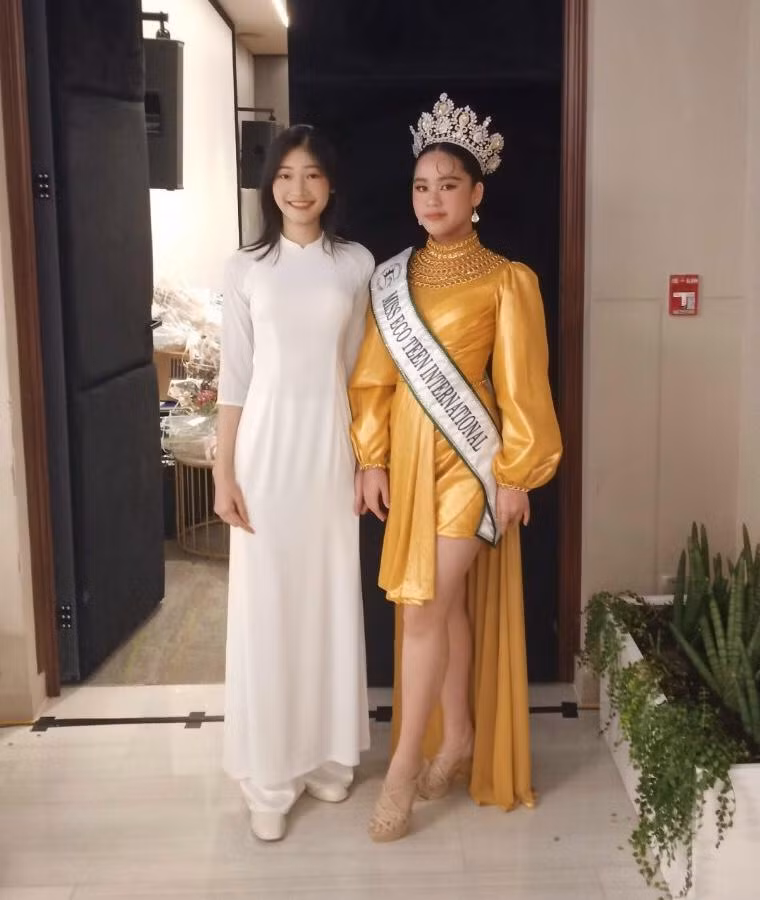 Thùy Nhung (bên trái) chụp ảnh cùng đương kim Miss Eco Teen International (Bella Vũ).