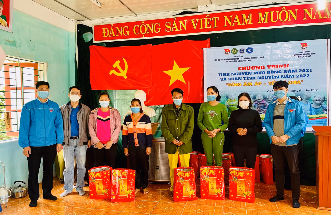 Trao tặng 15 suất quà cho bà con nhân dân thuộc hộ nghèo.