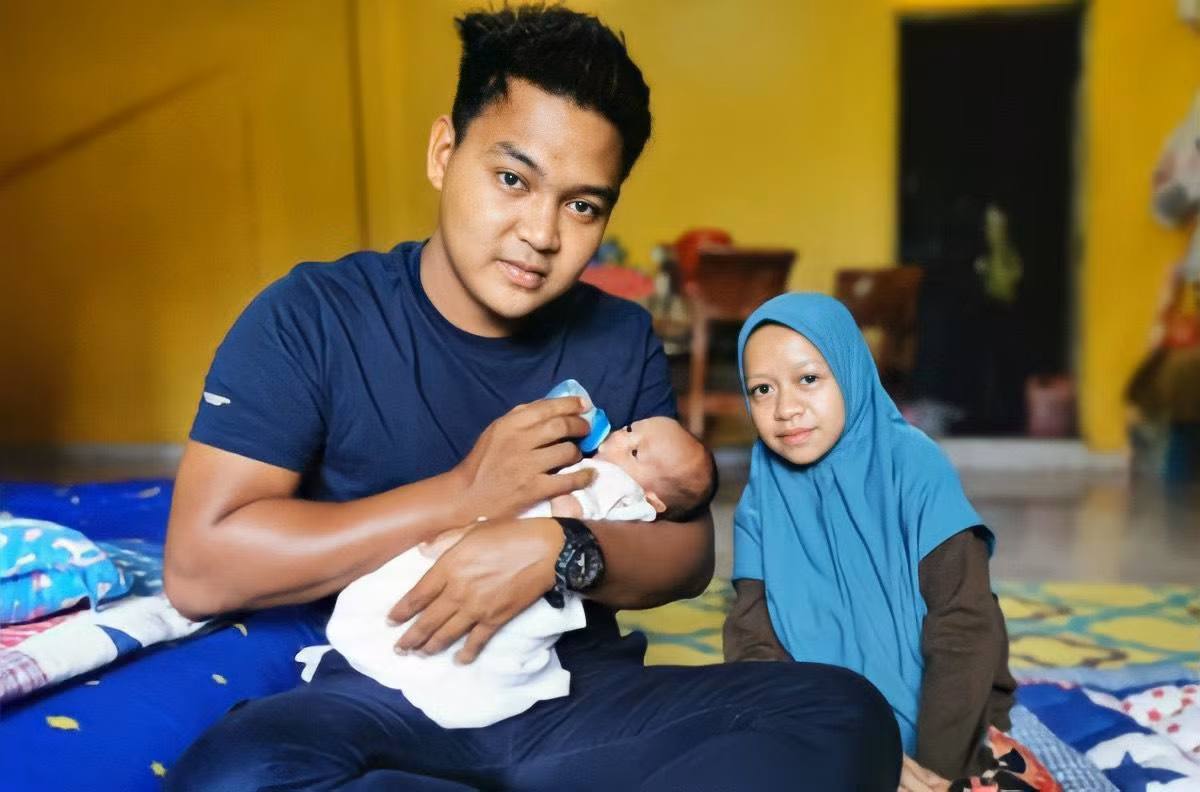 Syakila Norazma Amira và chồng vừa đón con trai đầu lòng.