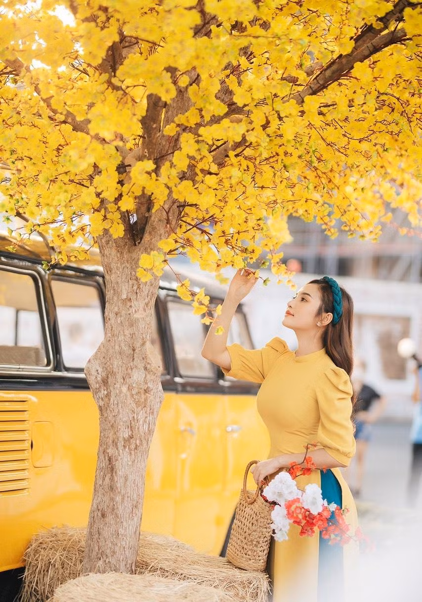 Lấy bối cảnh gần Nhà thờ Đức Bà – nơi được những cây mai vàng tô sắc từ rất sớm, Huỳnh Như gây ấn tượng với bộ ảnh chào Xuân rực sắc vàng.