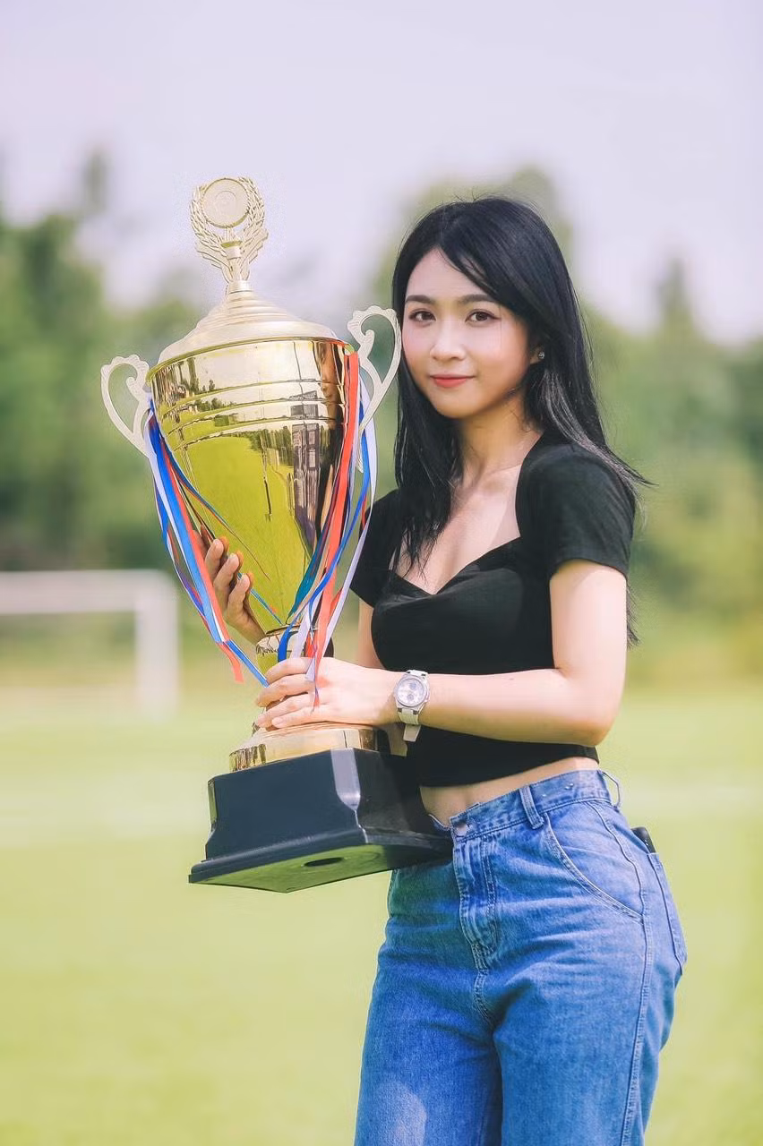 Cô được nhiều người biết đến với tư cách là 1 fan hâm mộ cuồng nhiệt của câu lạc bộ Chelsea.