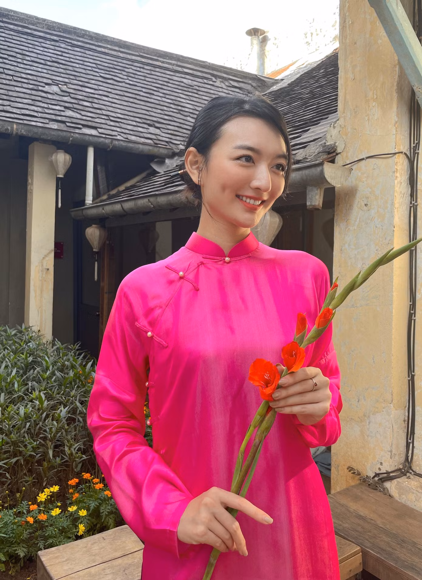Cô chị Xuân Mai yêu kiều trong chiếc áo dài màu hồng đậm. Ảnh: NVCC Cô chị Xuân Mai yêu kiều trong chiếc áo dài màu hồng đậm. Ảnh: NVCC