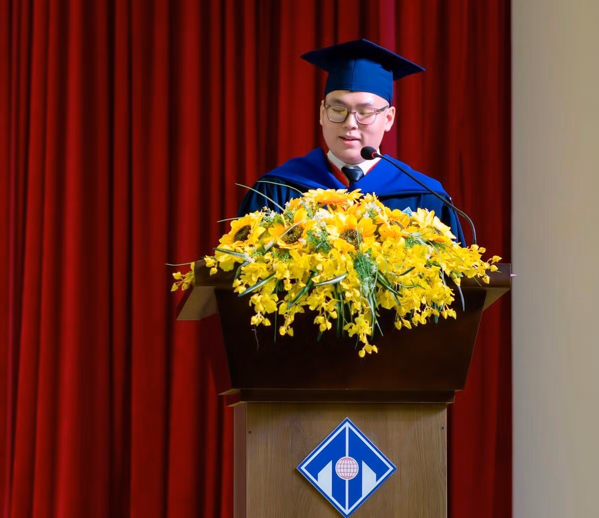 Minh Hoàng đại diện các Tân Tiến sĩ, Thạc sĩ và Cử nhân gửi lời tri ân đến lãnh đạo Nhà trường và các thầy, cô tại Lễ Tốt nghiệp năm 2022 của Trường Đại học Ngoại ngữ, Đại học Huế. Minh Hoàng đại diện các Tân Tiến sĩ, Thạc sĩ và Cử nhân gửi lời tri ân đến lãnh đạo Nhà trường và các thầy, cô tại Lễ Tốt nghiệp năm 2022 của Trường Đại học Ngoại ngữ, Đại học Huế.