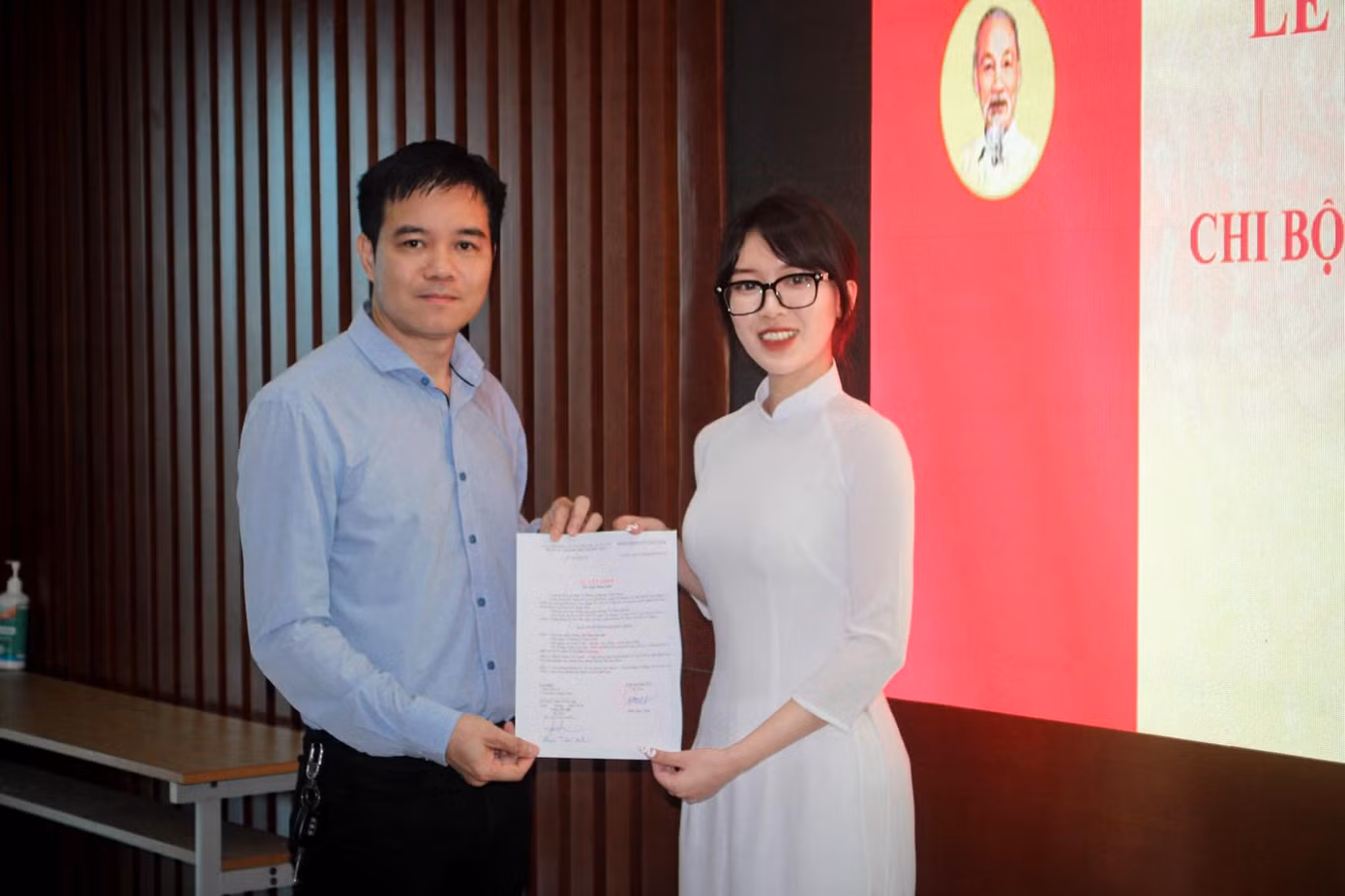 Vũ Như Quỳnh trong buổi lễ kết nạp Đảng. Vũ Như Quỳnh trong buổi lễ kết nạp Đảng.