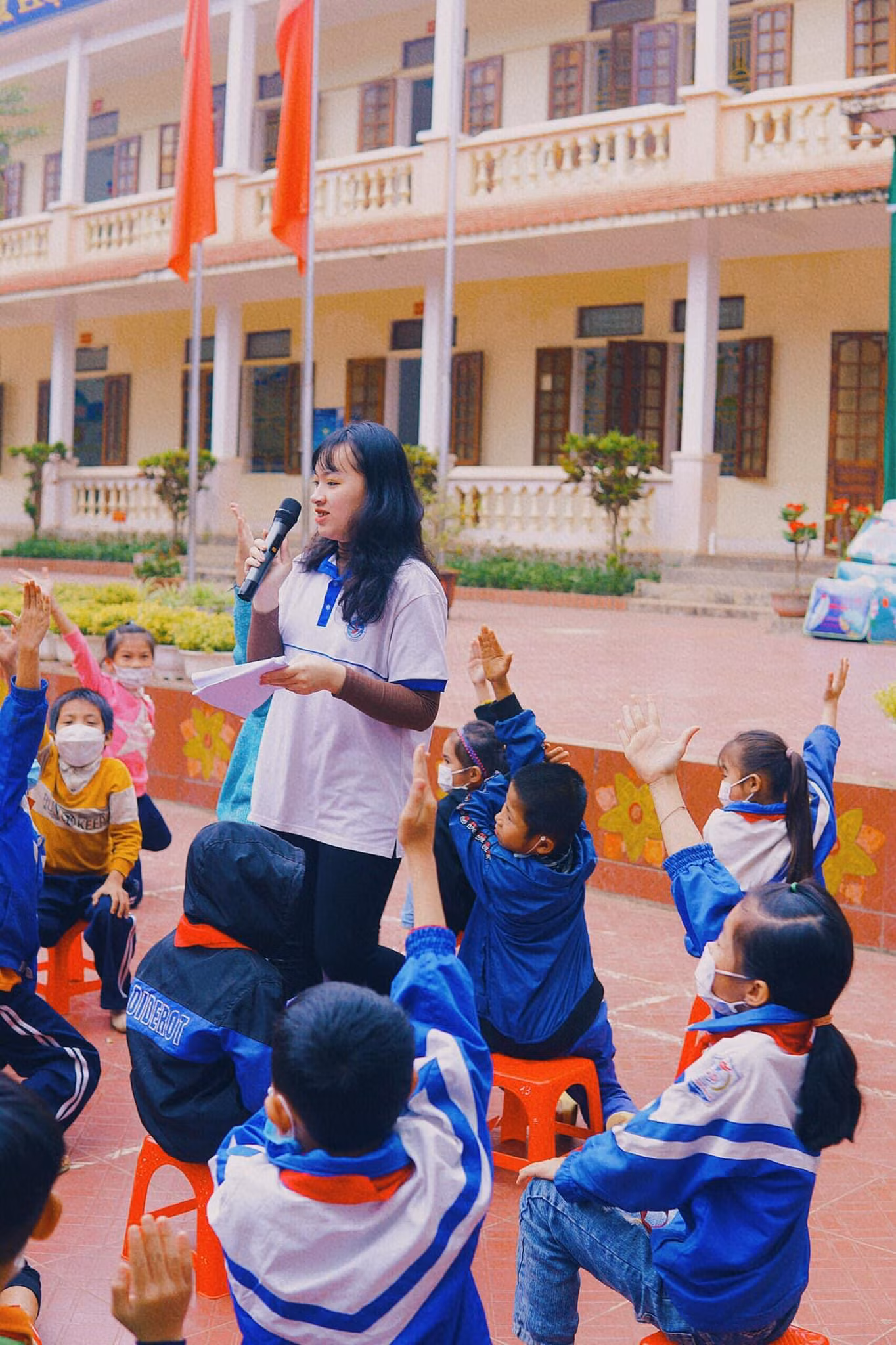 Một buổi tham gia hoạt động ngoại khóa cùng các em học sinh Tiểu học.