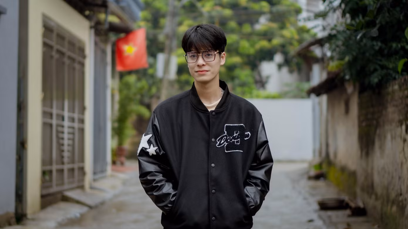Bùi Bá Hiếu là sinh viên ngành Đạo diễn điện ảnh tại Trường Đại học Sân Khấu - Điện Ảnh Hà Nội.