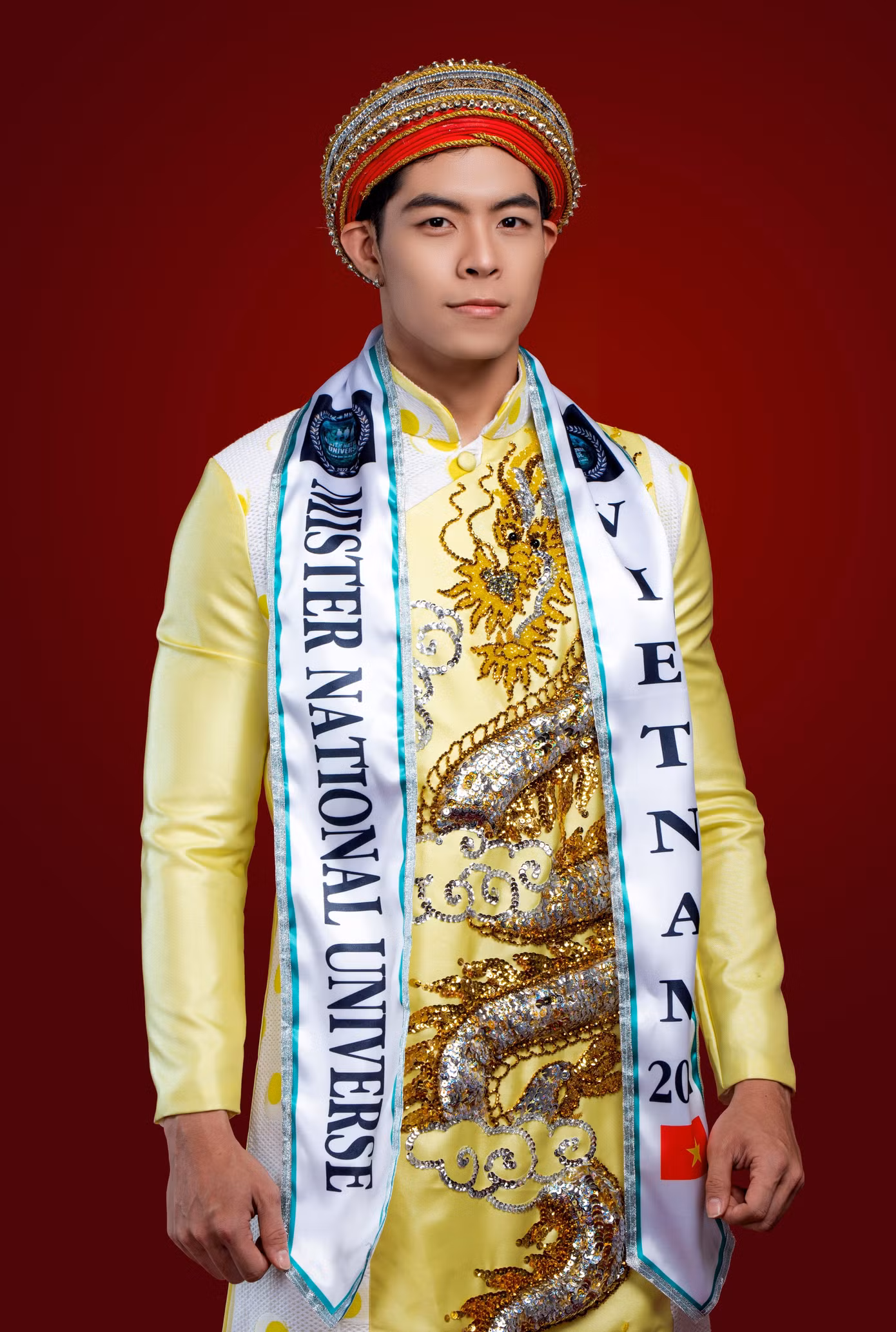 Phi Việt mặc áo dài Vương Triều đến Mister National Universe 2022.