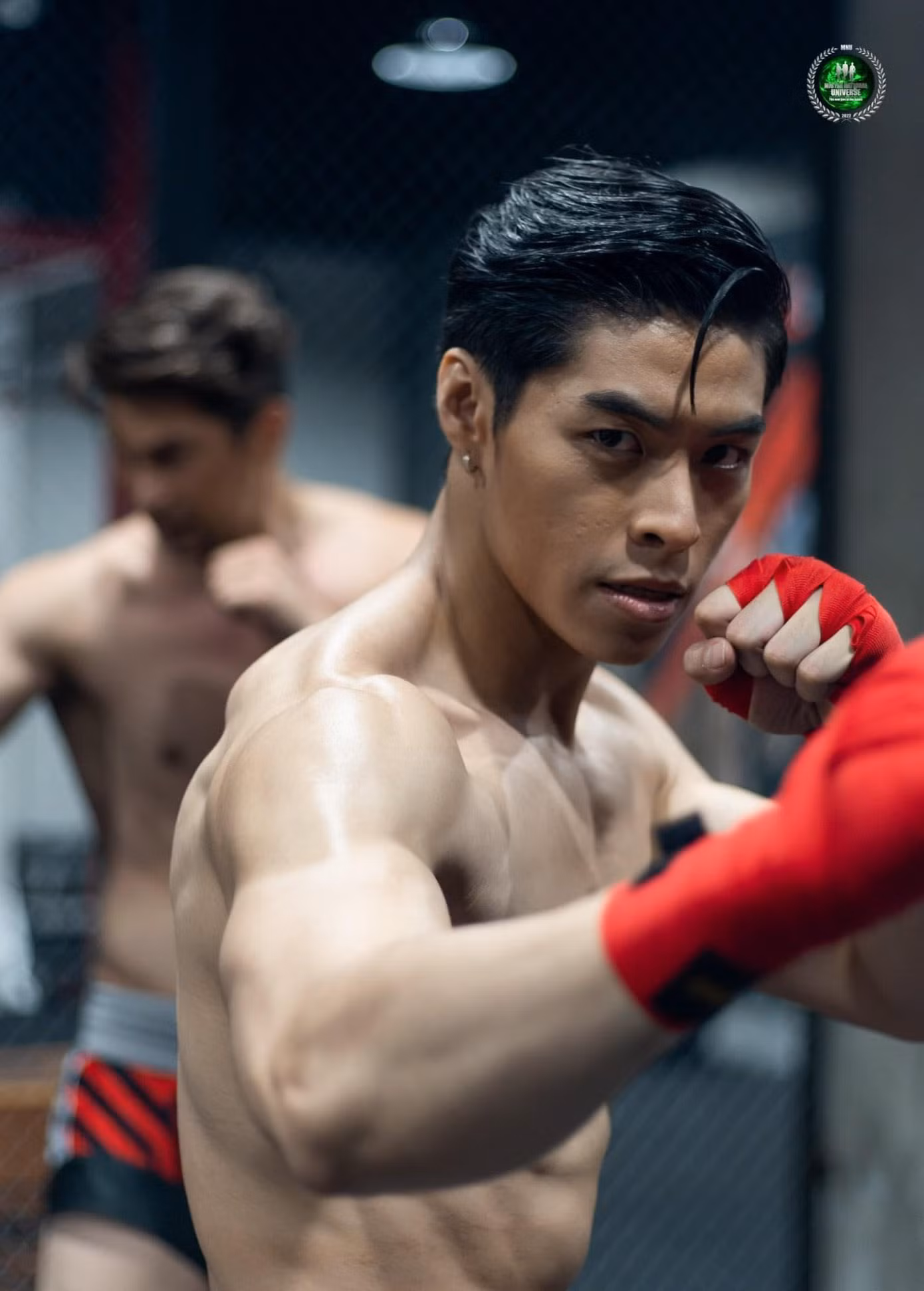 Phi Việt trong hình ảnh võ sĩ boxing trên võ đài đầy cuốn hút.