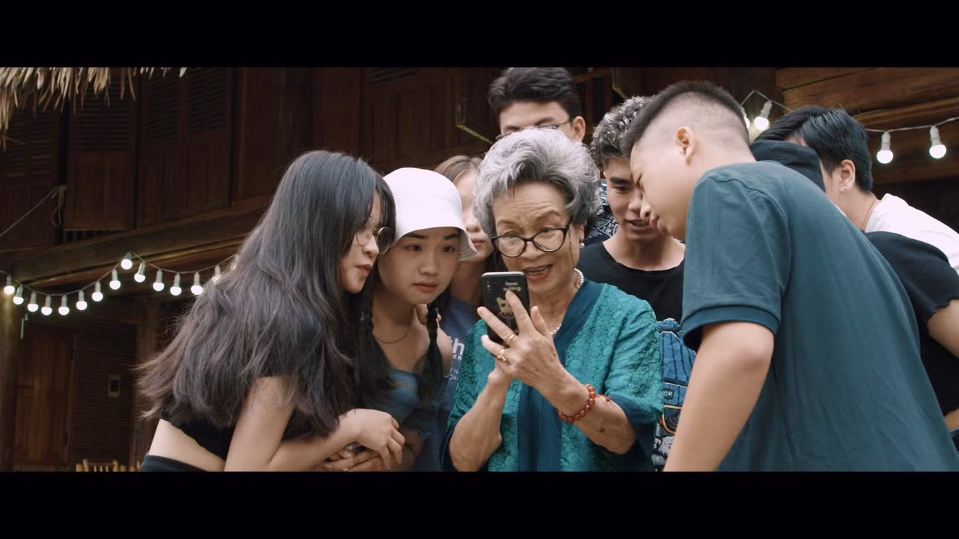 Nghệ sĩ Tuyết Liên trong vai bà của Phan với tính cách đa màu sắc. Nghệ sĩ Tuyết Liên trong vai bà của Phan với tính cách đa màu sắc.
