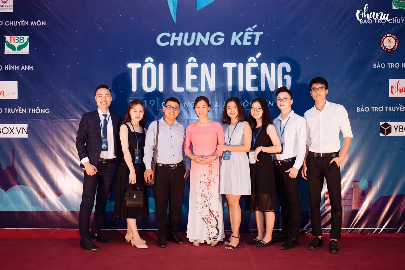 Thùy Linh tích cực tham gia các hoạt động CLB từ năm nhất (thứ 4 từ phải qua).