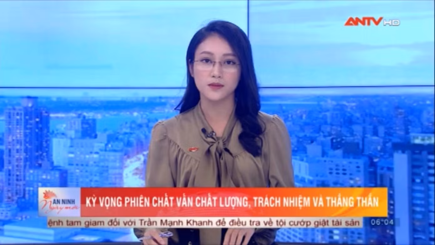 Minh Phương trong vai trò là biên tập viên dẫn tin chương trình An ninh ngày mới. (Ảnh chụp màn hình)