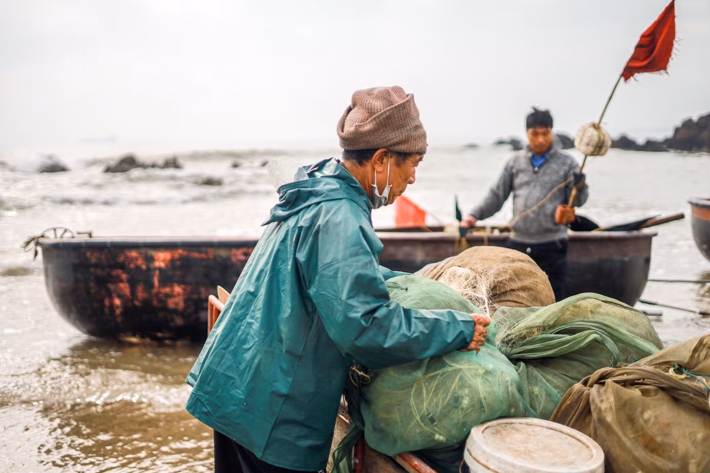 Một ngư dân đang chuẩn bị đồ nghề để ra khơi chuyến thứ hai.