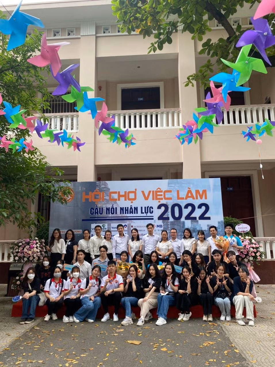 Diệu Ly cùng các cộng sự hỗ trợ thầy cô Phòng QLNH tổ chức Hội chợ việc làm 2022.