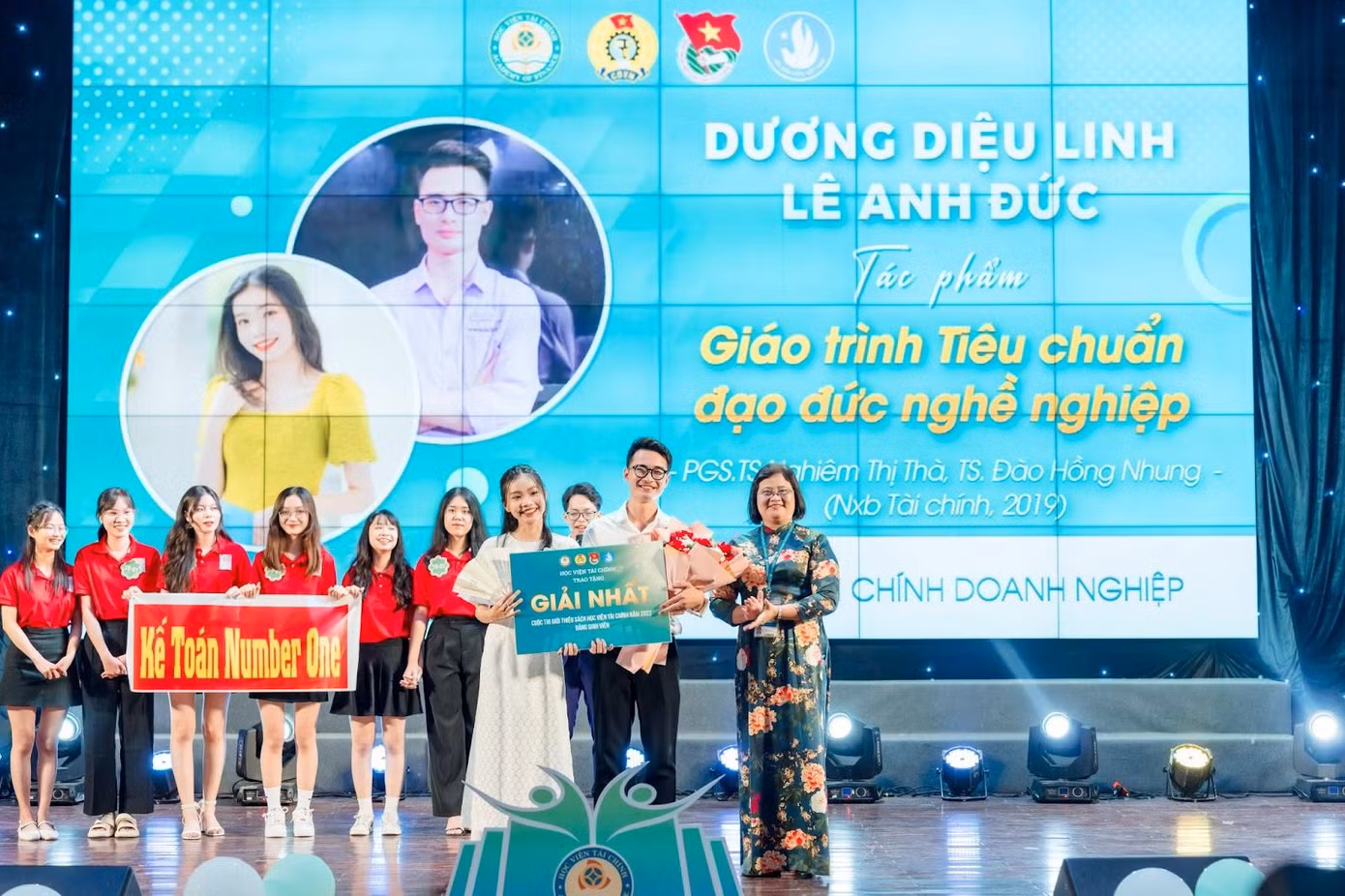 Sinh viên Dương Diệu Linh &amp; Lê Anh Đức - Khoa Tài chính doanh nghiệp - Đạt Giải nhất Cuộc thi bảng Sinh viên.