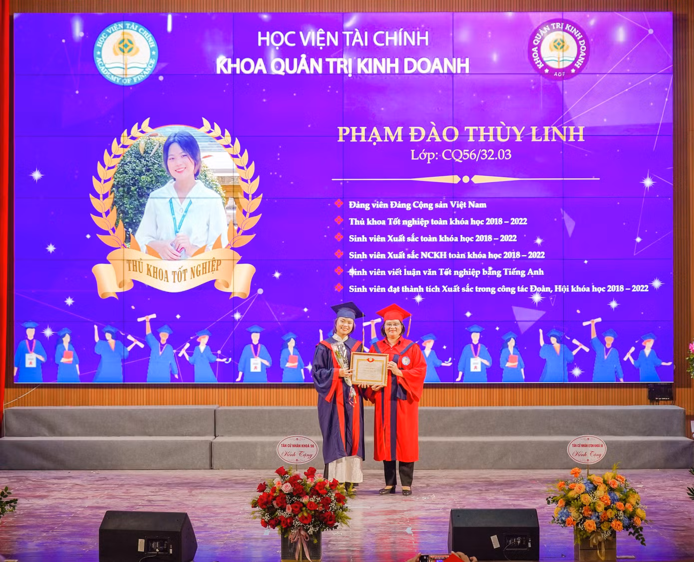 Đại diện tân cử nhân ngành Quản trị kinh doanh tri ân lãnh đạo Học viện.