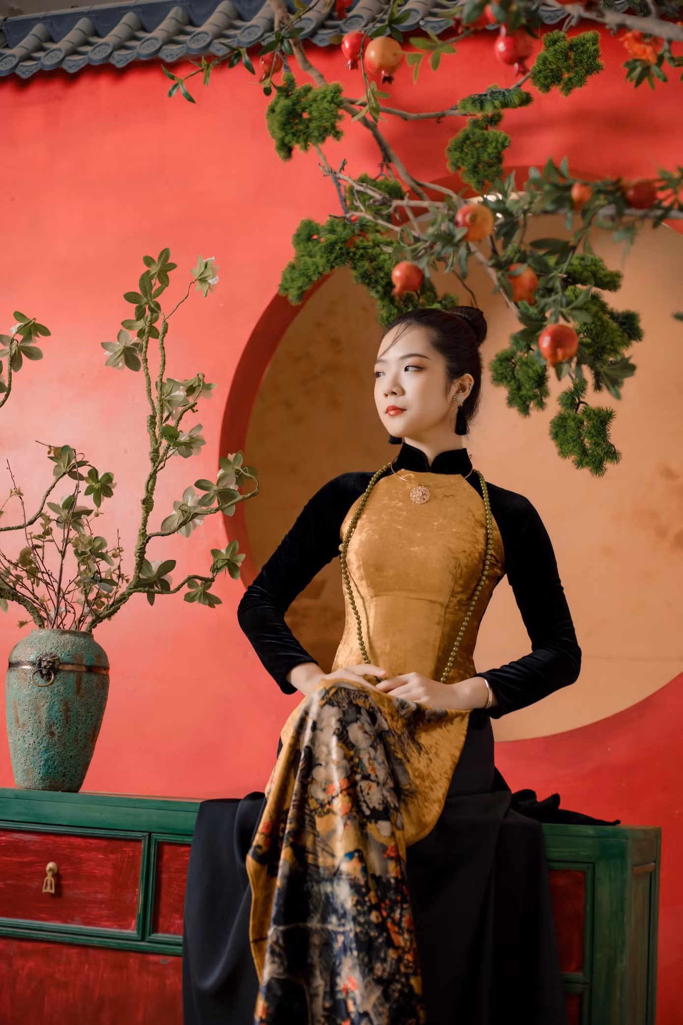 Áo dài chất liệu nhung đen ghi dấu thời gian bởi vẻ đẹp hoài cổ.
