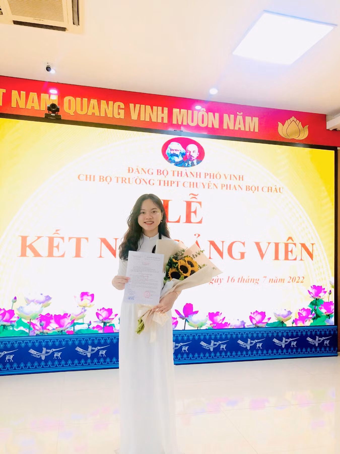 Mai Hiền vinh dự khi được đứng trong hàng ngũ của Đảng ở tuổi 18.