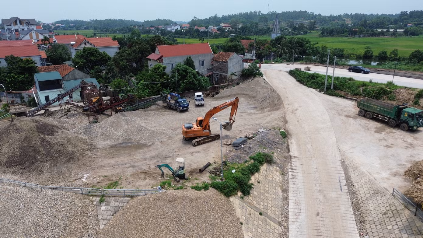 Trong ảnh là một bãi vật liệu xây dựng dọc tuyến đê Hữu Hồng. UBND thành phố Hà Nội chỉ đạo UBND huyện Ba Vì thường xuyên kiểm tra, rà soát, kịp thời phát hiện và xử lý nghiêm các hành vi vi phạm pháp luật về khai thác khoáng sản theo quy định. Đồng thời, đề xuất phương án xử lý và phối hợp với các Sở, ngành liên quan thực hiện giải tỏa triệt để các bến bãi kinh doanh, trung chuyển vật liệu xây dựng dọc tuyến đê Hữu Hồng.