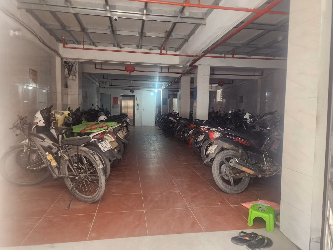 Được biết, tòa nhà có trên 70 phòng. Trong đó, tầng 1 của tòa nhà là bãi để xe của những người thuê trọ. Được biết, tòa nhà có trên 70 phòng. Trong đó, tầng 1 của tòa nhà là bãi để xe của những người thuê trọ.