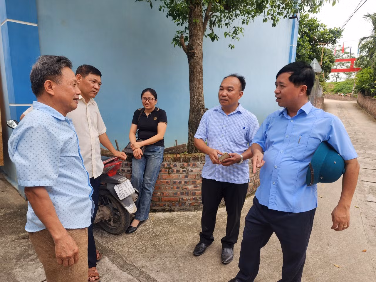 Trong sáng 21/5, Đoàn công tác của UBND huyện Ba Vì cũng đã lên khu vực sạt lở khảo sát để tham mưu phương án xử lý phù hợp. Trước tình trạng khai thác cát gây sạt lở bờ sông, lún nứt nhà dân, UBND thành phố Hà Nội cho biết sẽ gửi văn bản đề nghị UBND tỉnh Phú Thọ có biện pháp quản lý nhà nước về hoạt động khai thác cát trên địa bàn. Đồng thời, phối hợp chặt chẽ với UBND thành phố Hà Nội để đảm bảo an ninh trật tự, phòng chống thiên tai, ngăn chặn xử lý dứt điểm vi phạm trong khu vực.