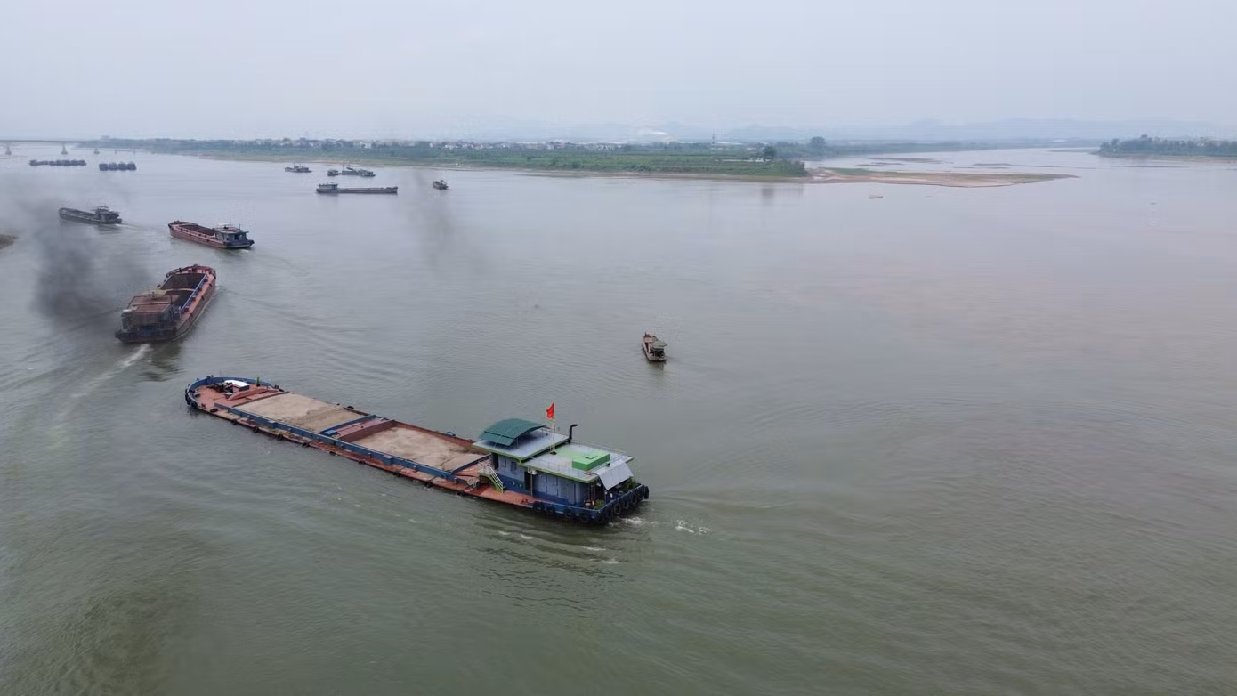 Ngày 15/5, UBND huyện Ba Vì đã có báo cáo gửi UBND TP. Hà Nội về tình hình khai thác cát thuộc địa phận tỉnh Phú Thọ khu vực giáp ranh huyện Ba Vì gây sạt lở bờ sông. Trong đó, nhiều gia đình ven sông có biểu hiện lún, nứt. Theo ghi nhận sáng 21/5, tại khu vực giáp ranh xã Phong Vân (huyện Ba Vì) và khu vực thuộc tỉnh Phú Thọ có rất nhiều tàu thuyền đang hút cát.