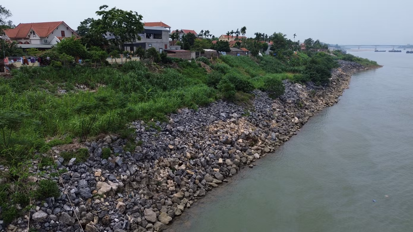 UBND xã Phong Vân cho biết do hoạt động khai thác cát, khu vực bờ mái kè ven xóm Bãi vừa được hoàn thành năm 2021 với kinh phí khoảng 80 tỷ đồng đã bị sạt lở.