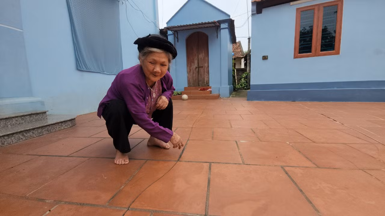 Phòng Kinh tế huyện Ba Vì cho biết vết nứt kéo dài khoảng 900 m, kéo dài từ đầu xóm Bãi (thôn Vân Nội) đến cuối xóm Bãi.